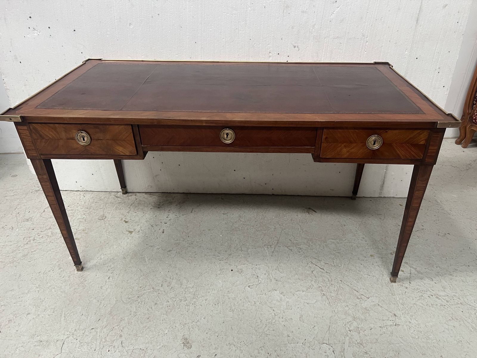 photo vinterior Louis XVI Flat Desk In Mahogany Veneer And Rosewood, 18th Century.