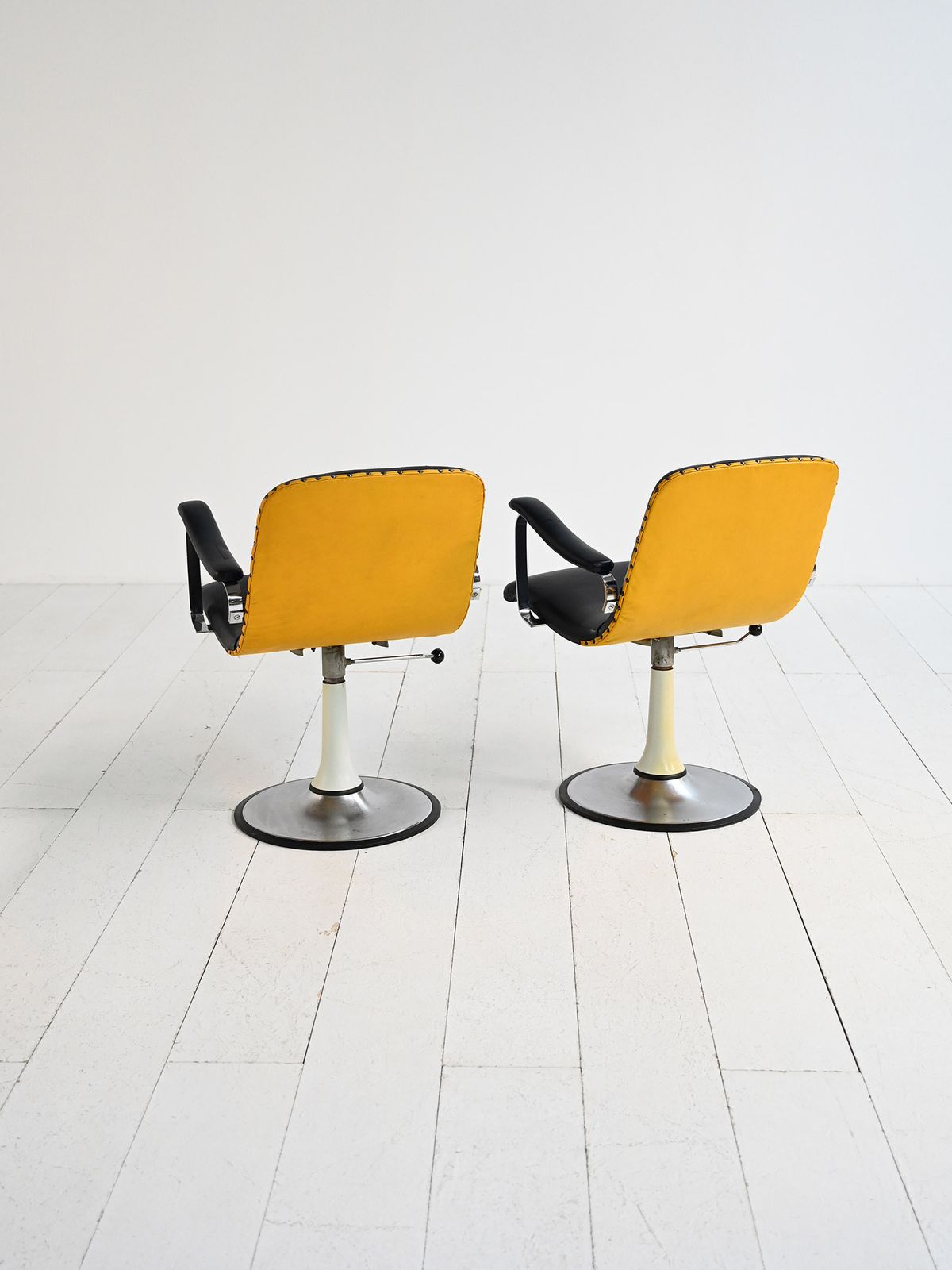 Paire de fauteuils pivotants européens, années 1970, en simili-cuir et acier photo 719.98