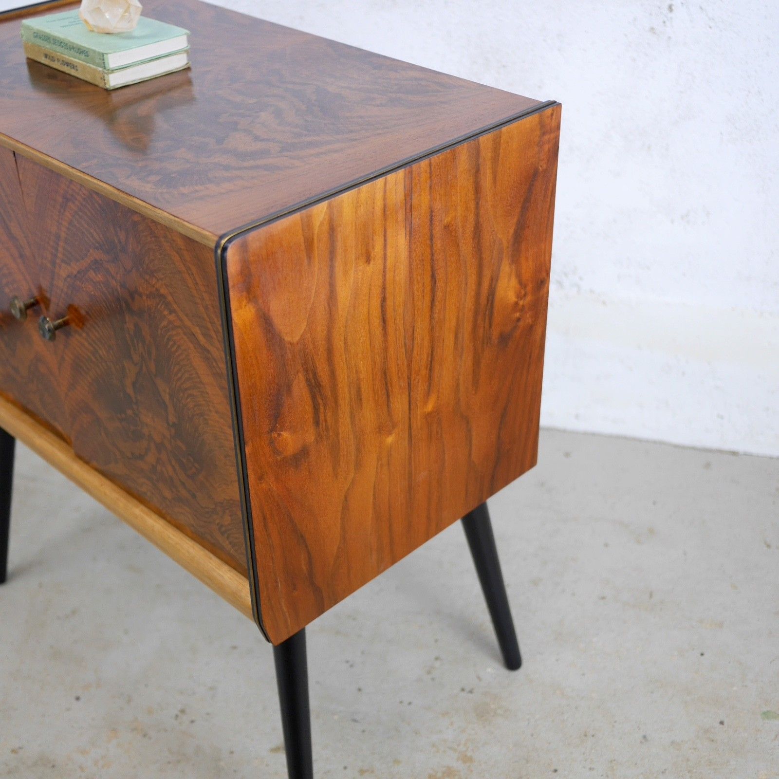 photo vintage Vintage Mid Century Walnut Burr Teak Record Lp Cabinet 60's Dansette Legs#103215