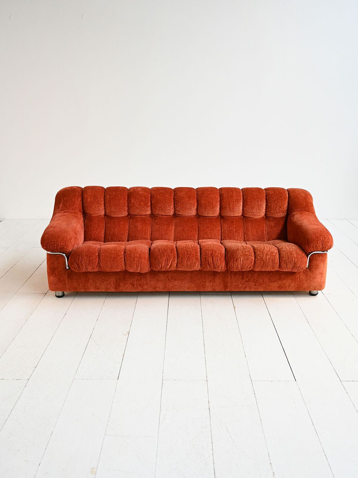 Vintage velvet bank uit de jaren 1970 in roestkleur met metalen details photo furniture
