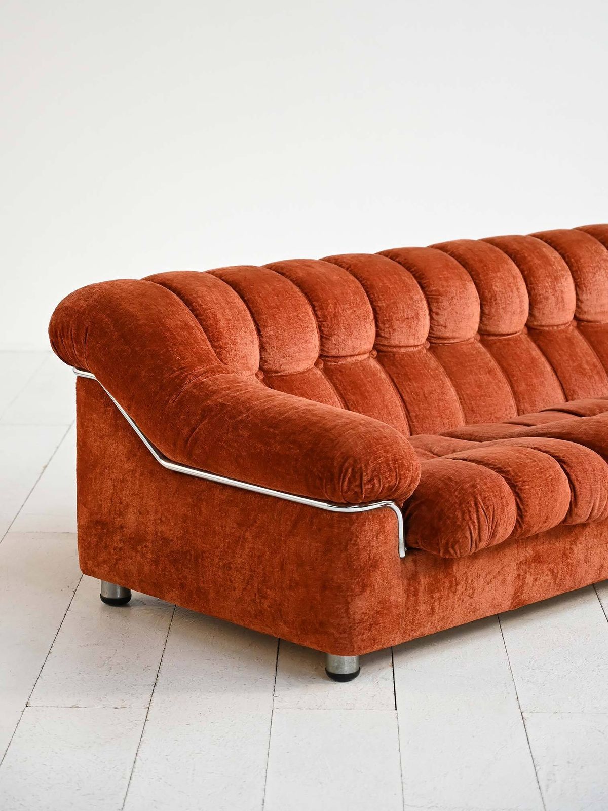 Vintage velvet bank uit de jaren 1970 in roestkleur met metalen details photo buy
