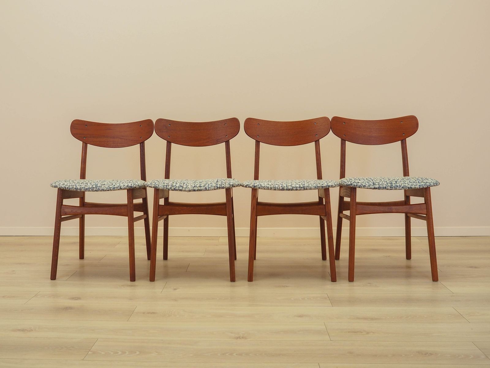 photo for sale Set van vier teakhouten stoelen, Deens design, jaren 1970, gemaakt in Denemarken