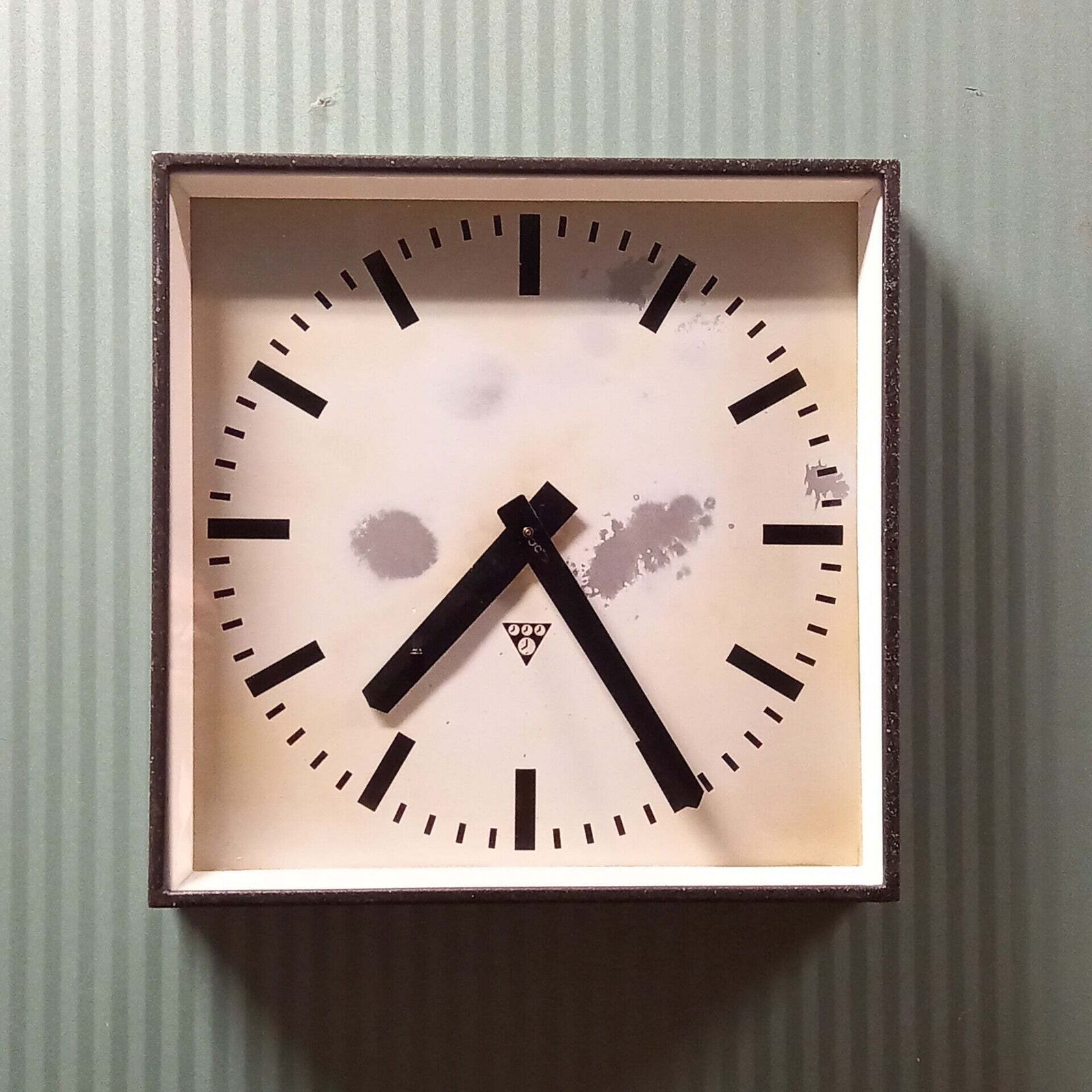 Pragotron Factory Clock 41x41 Cm. photo Home Decor