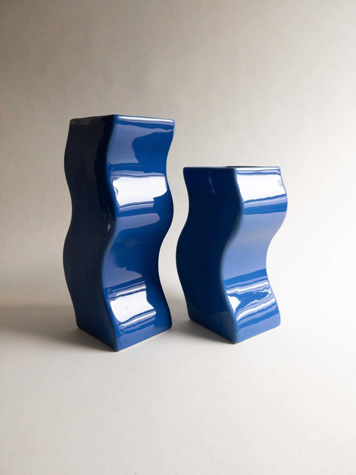 Asa Selection Blue Wavy Vases, Duits postmodern keramiek, set van twee photo vinterior