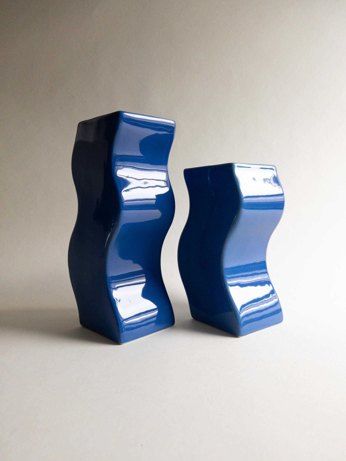Asa Selection Blue Wavy Vases, Duits postmodern keramiek, set van twee photo vintage