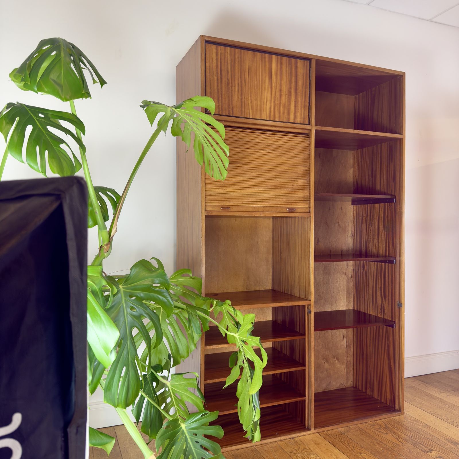 Mid Century Linen Press / Shelving Cupboard photo 824.0