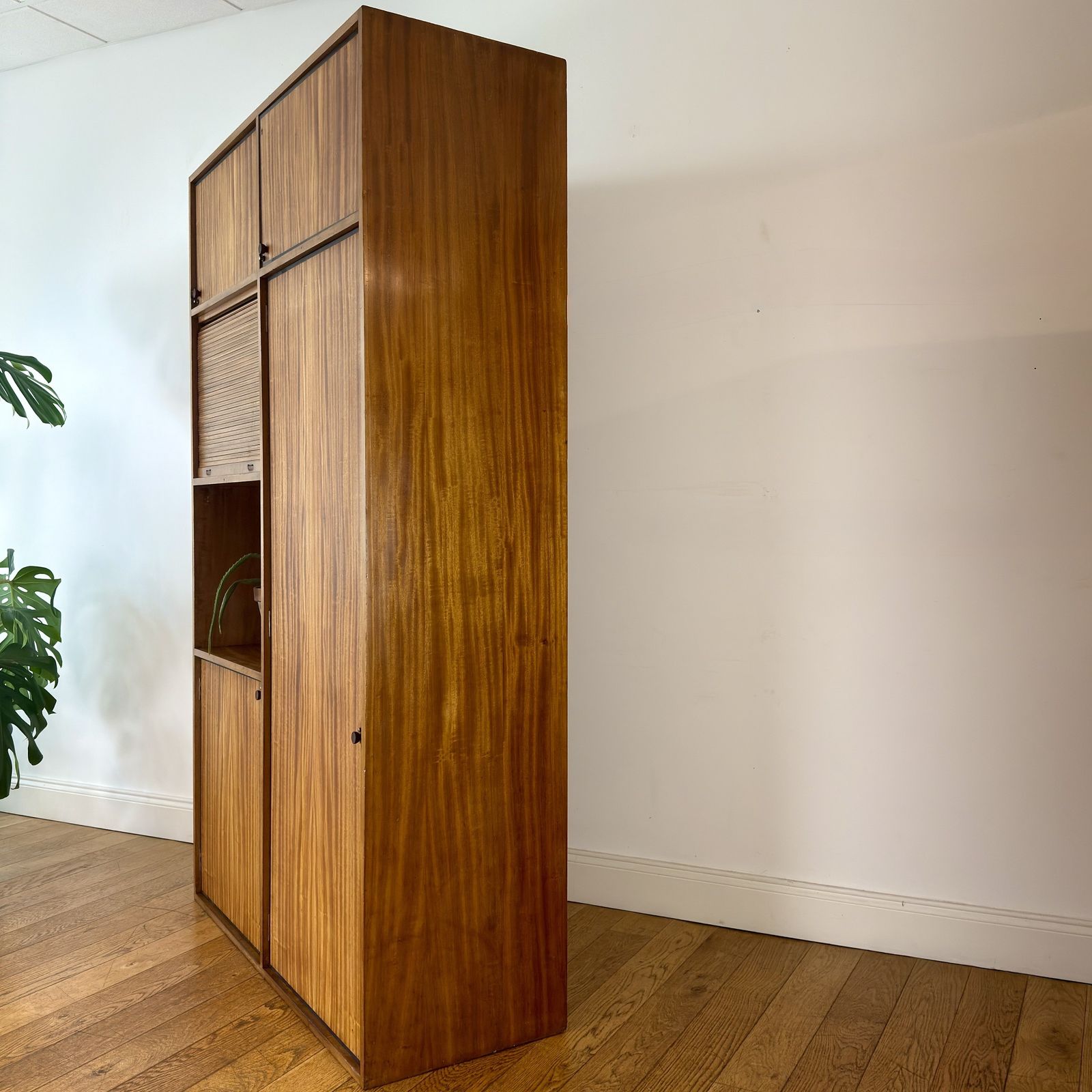 Mid Century Linen Press / Shelving Cupboard photo vinterior