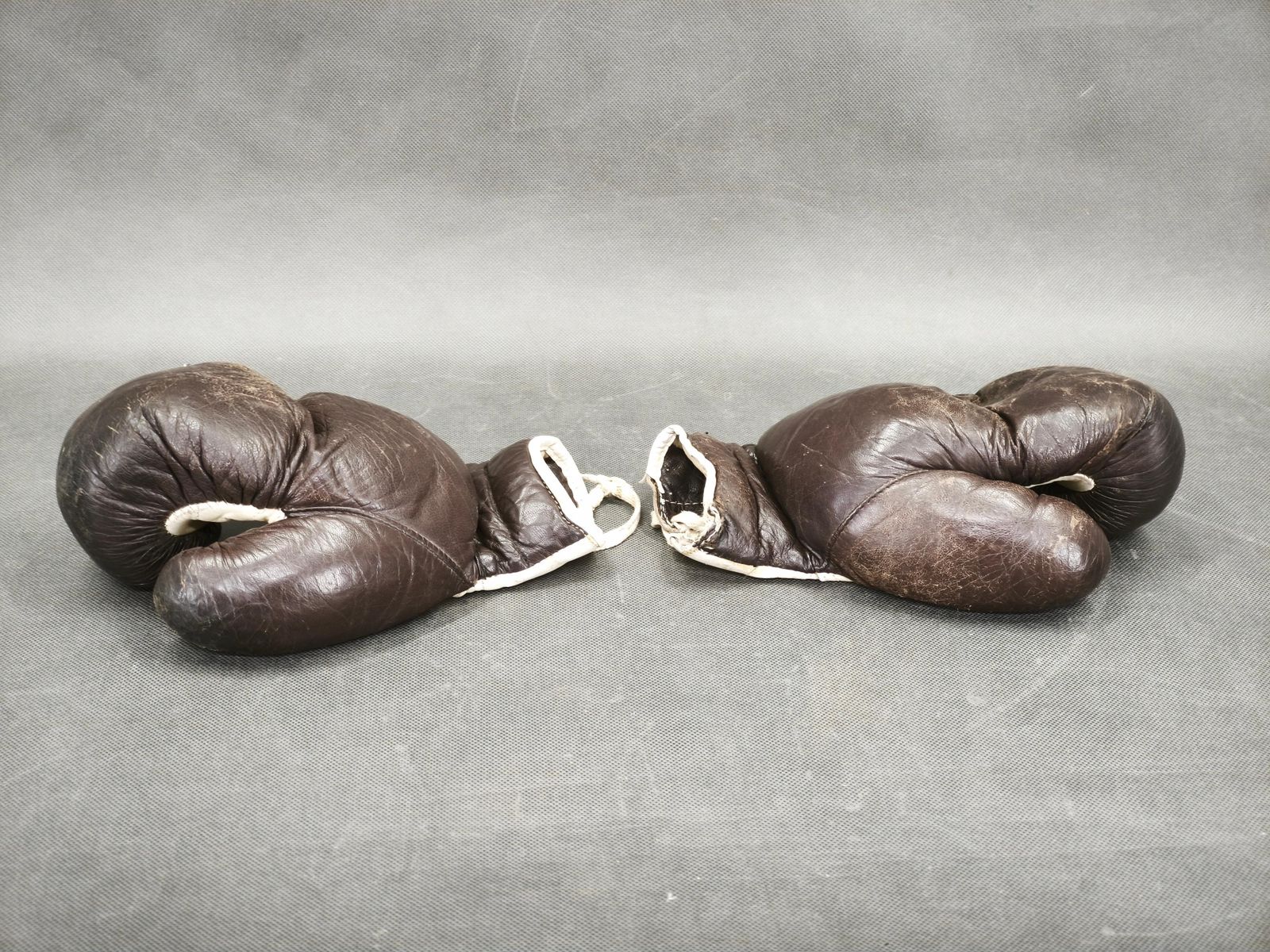 Lederen Bokshandschoenen En Stootzak Uit De Jaren 1940, Tsjecho Slowakije photo Woonaccessoires