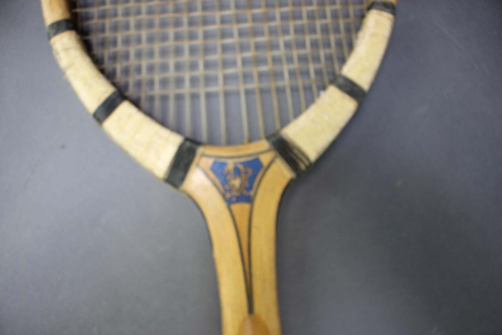 Raquette de tennis Prieur Paris avec presse en bois, vers 1930-1950 photo for sale