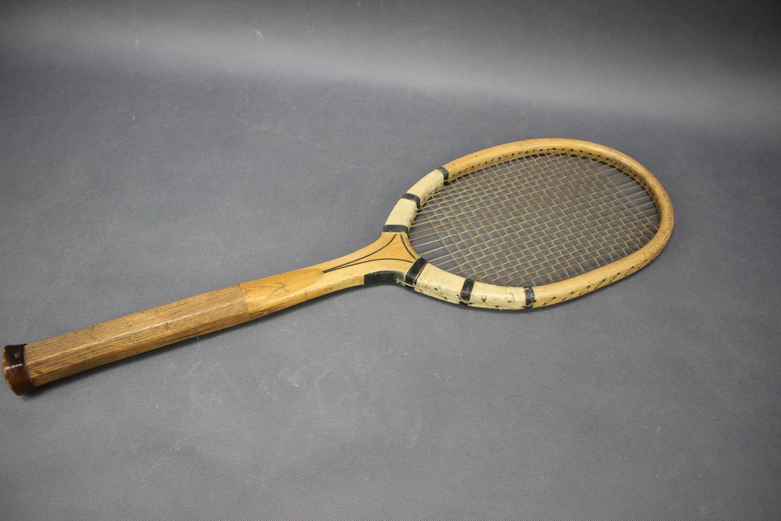 Raquette de tennis Prieur Paris avec presse en bois, vers 1930-1950 photo vintage