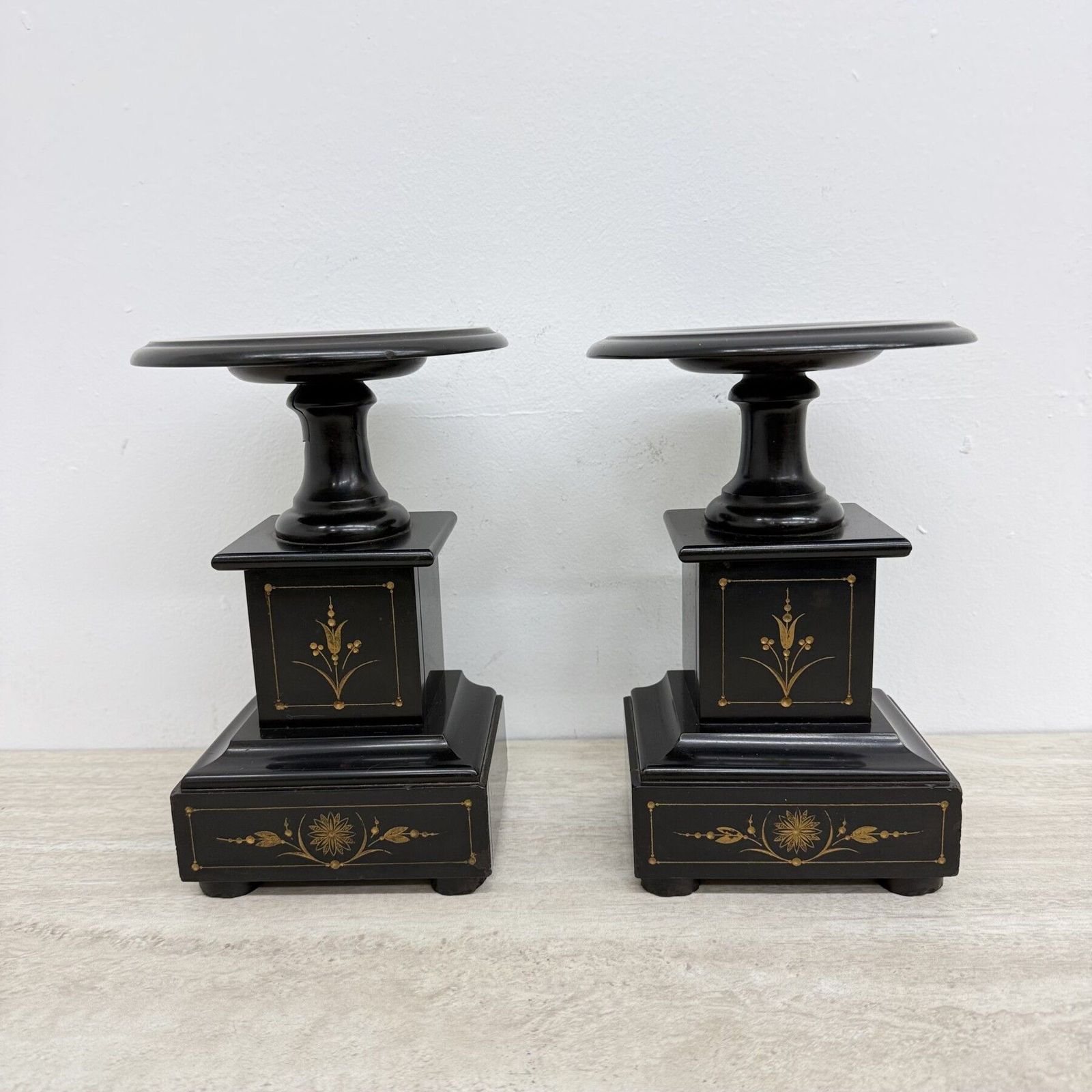 Paire de piédestaux néoclassiques d'époque en marbre noir, décor doré, France, années 1900 photo vinterior