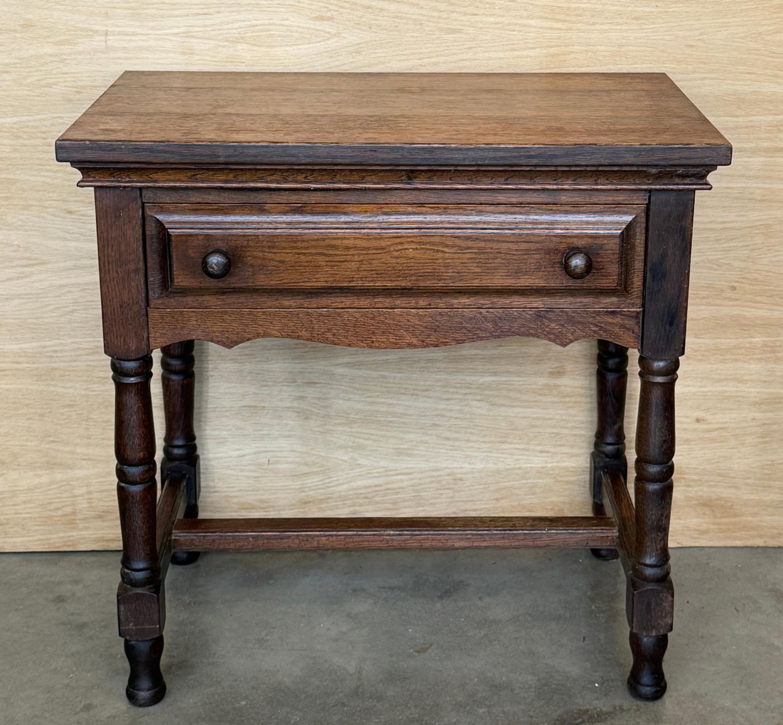 Paire de tables de chevet classiques espagnoles en bois sculpté photo furniture