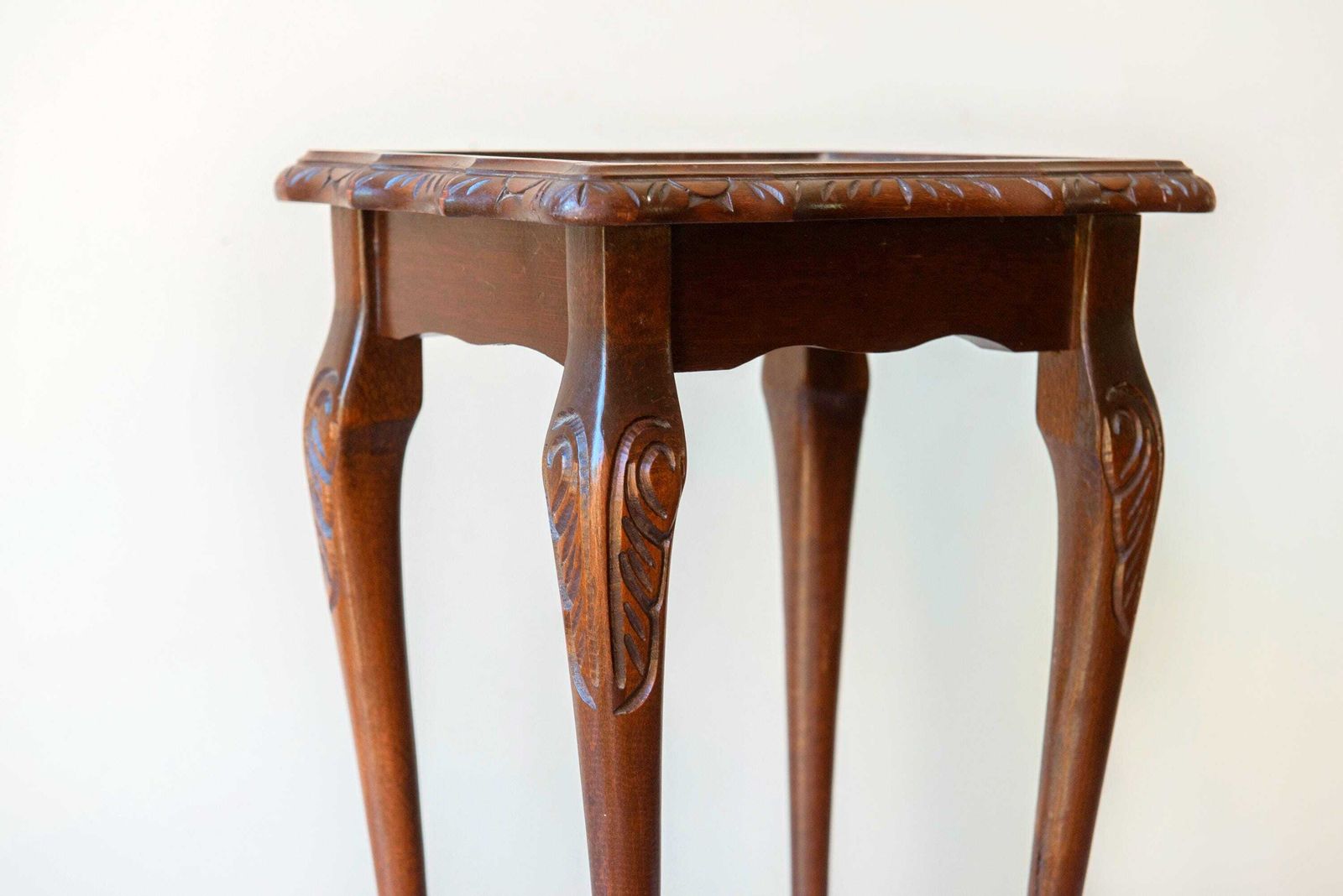 photo vinterior Antique Oak Side Table   Leather Top   Edwardian Lamp Stand   Carved Oak Accent Furniture