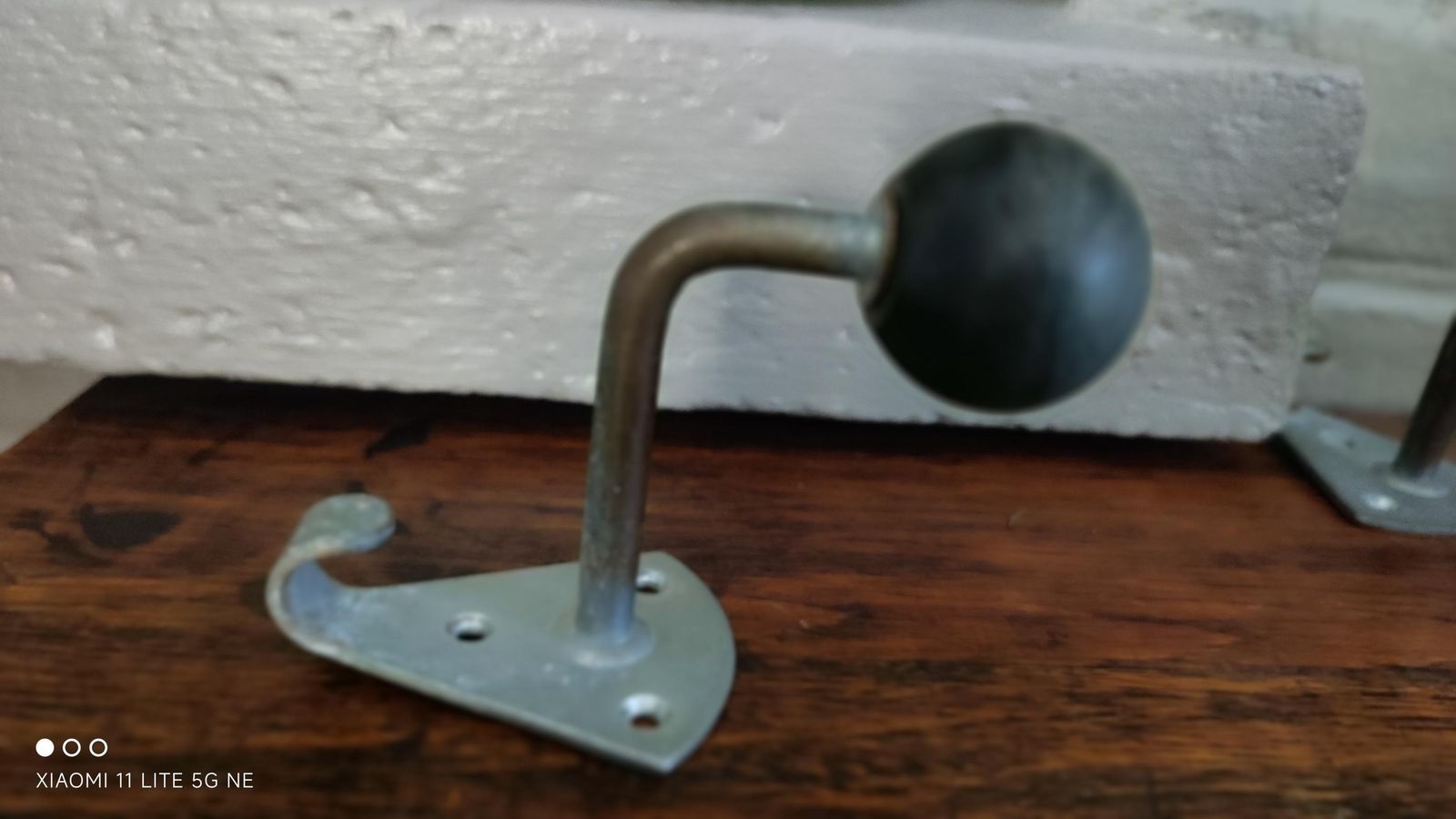 Vintage Franse industriële kapstokhakenset van 4 met bakelieten bal, jaren 1960 photo vinterior