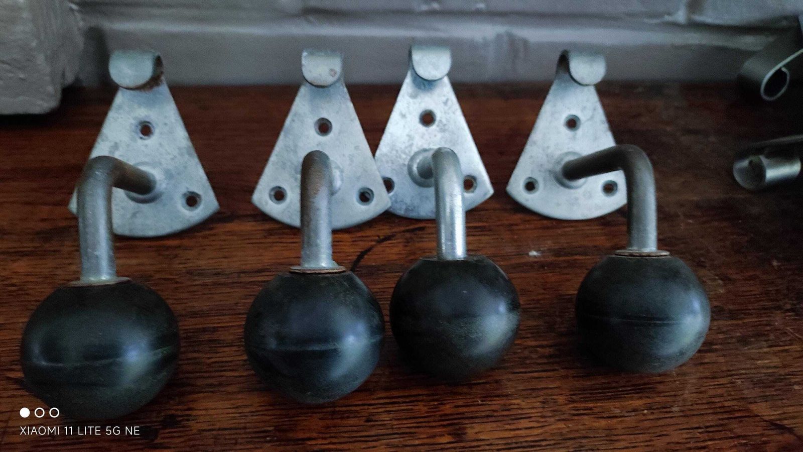 146.0 Lot de 4 patères industrielles vintage françaises à boule en bakélite, années 1960 photo