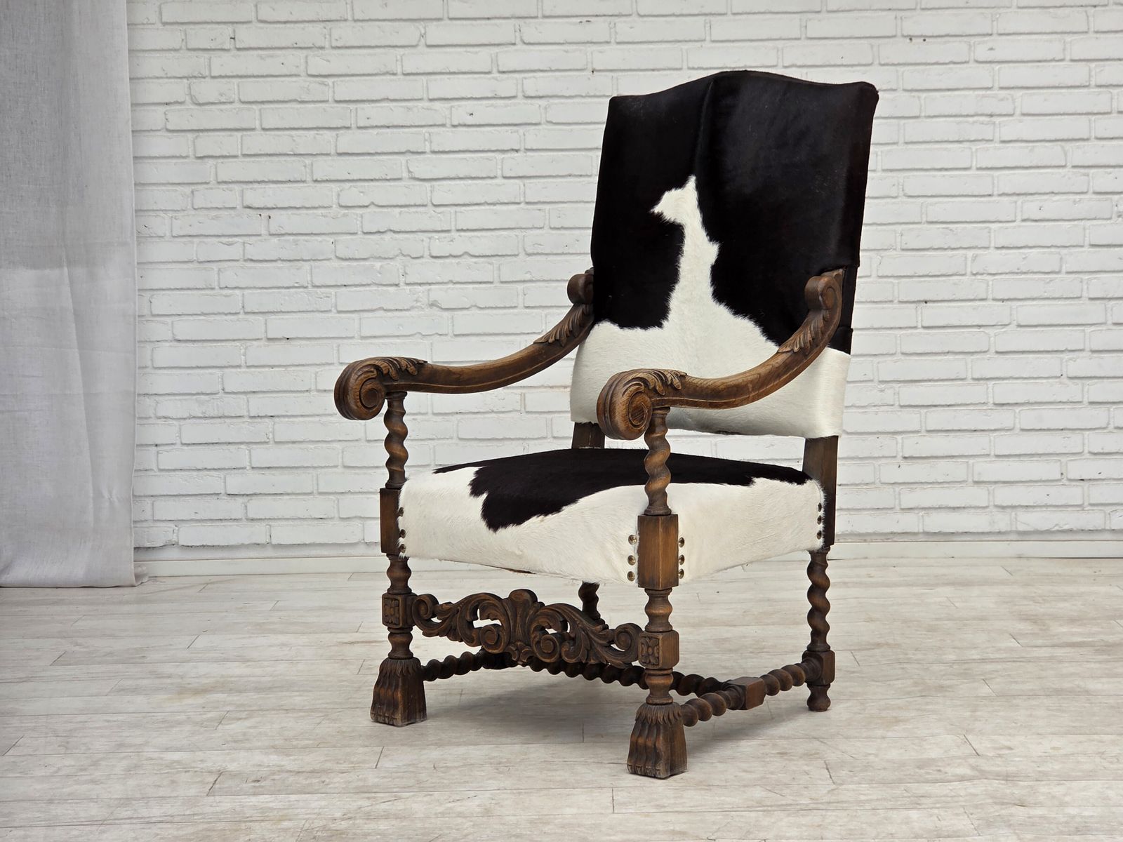 photo buy Ca. jaren 1950, Deense fauteuil met hoge rug, echt koehide, eikenhout.