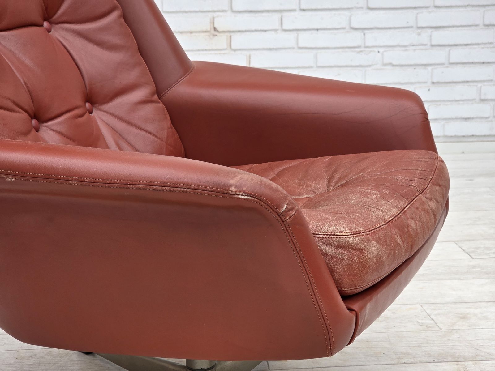 Ca. jaren 1970, Deens design van H.W.Klein, draaifauteuil, meubelsleder. photo Meubels