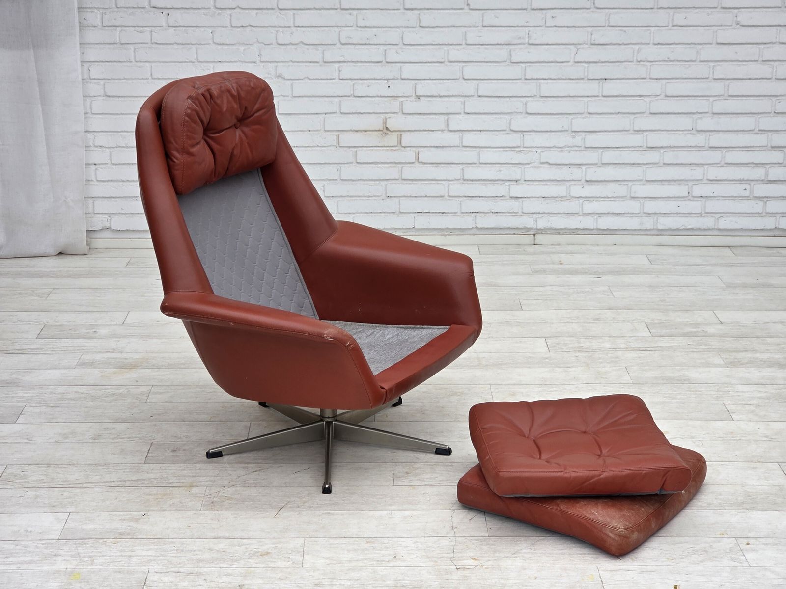 photo furniture Ca. jaren 1970, Deens design van H.W.Klein, draaifauteuil, meubelsleder.