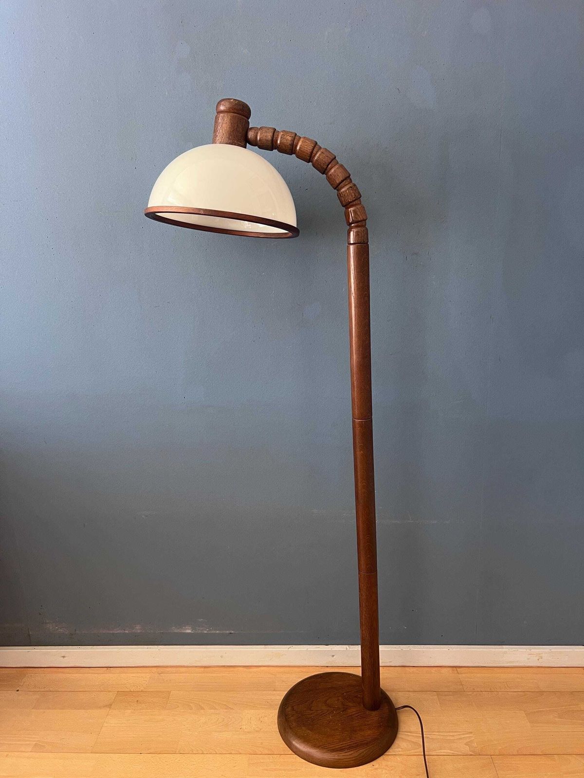 Mid-Century Bruine Houten Steinhauer Vloerlamp Met Acrylglazen Kap photo 523.0