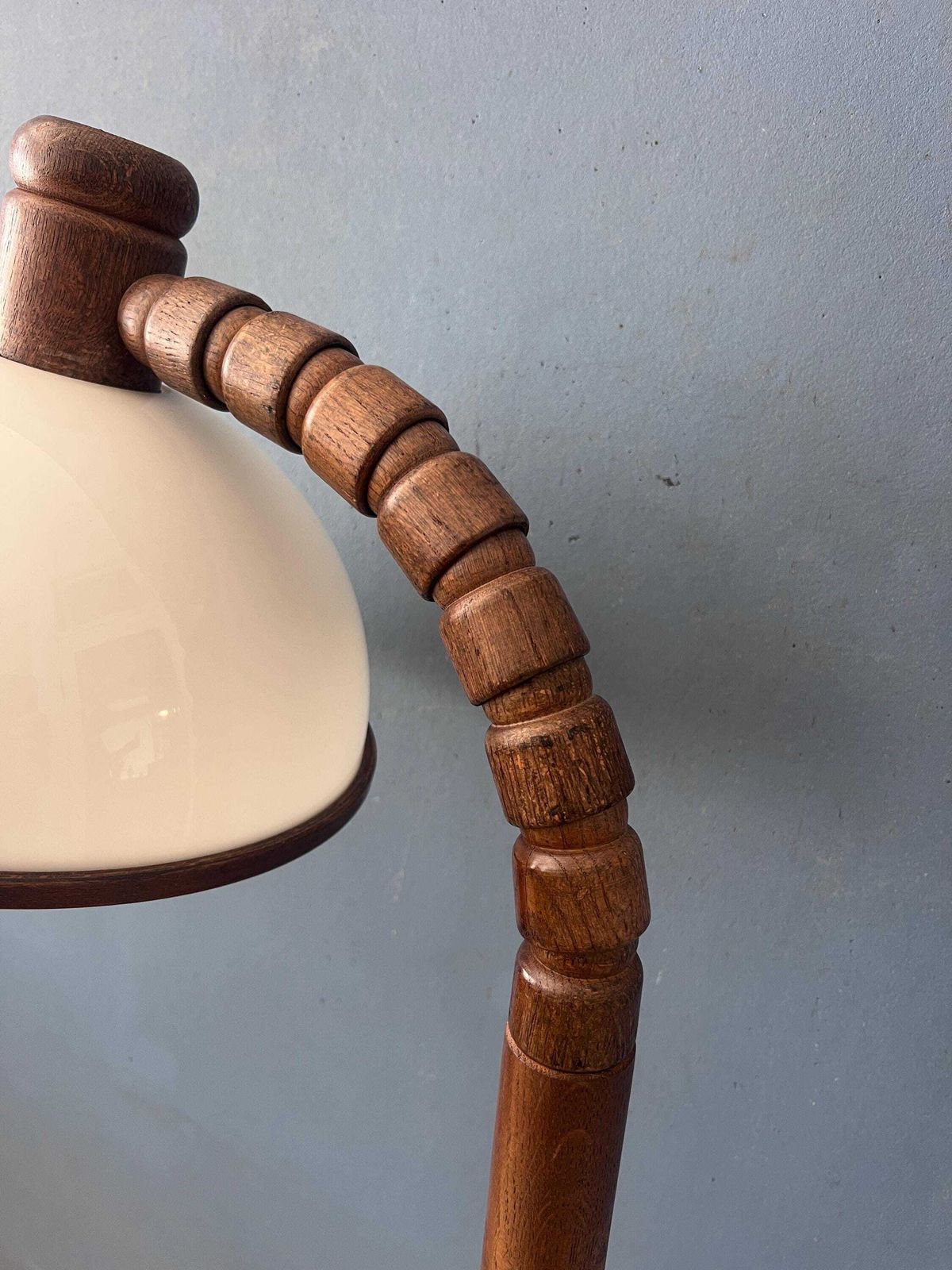 Verlichting Mid-Century Bruine Houten Steinhauer Vloerlamp Met Acrylglazen Kap photo
