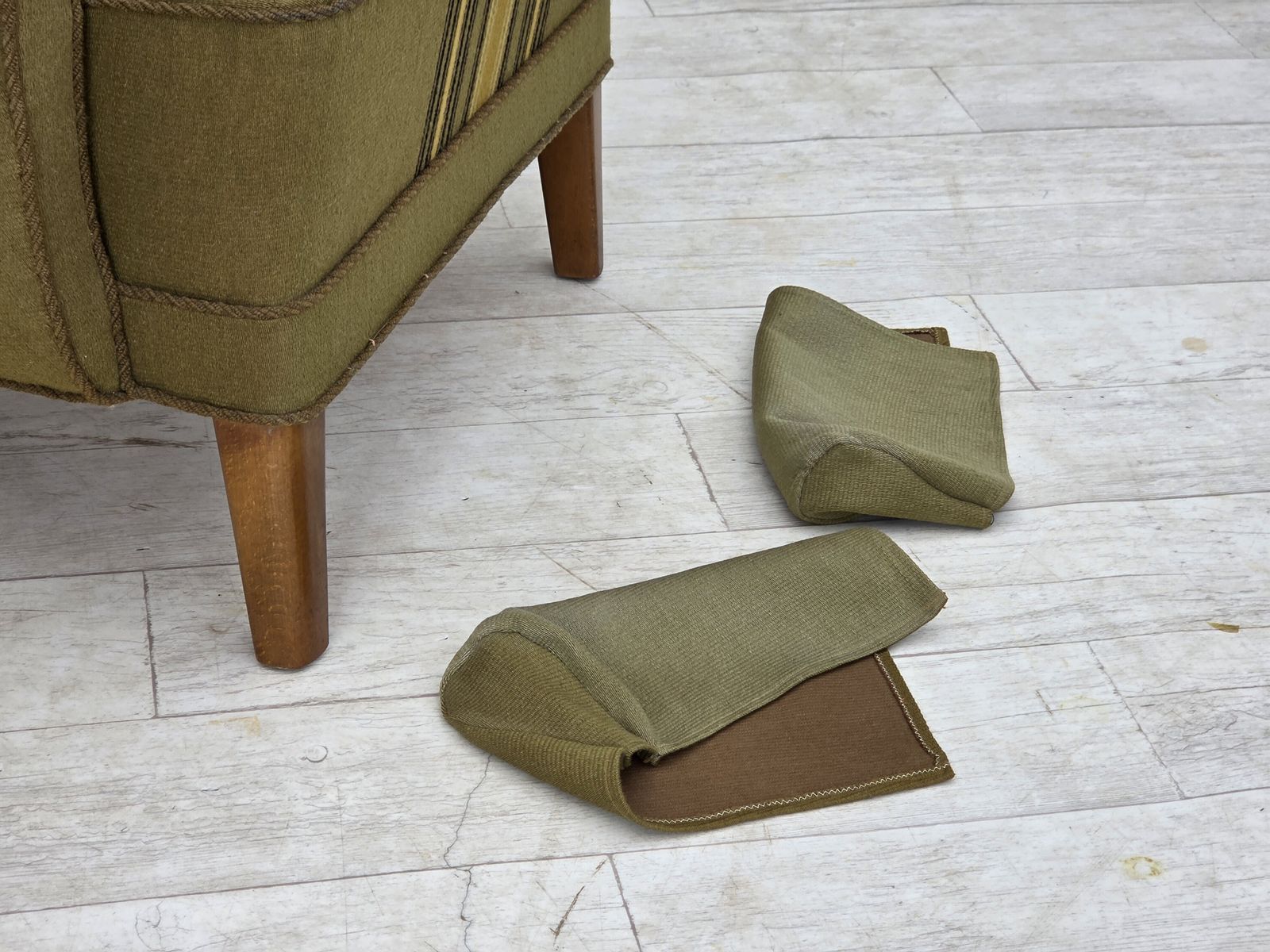 Ca. jaren 1960, Deense fauteuil met hoge rugleuning, groen meubelwol. photo buy
