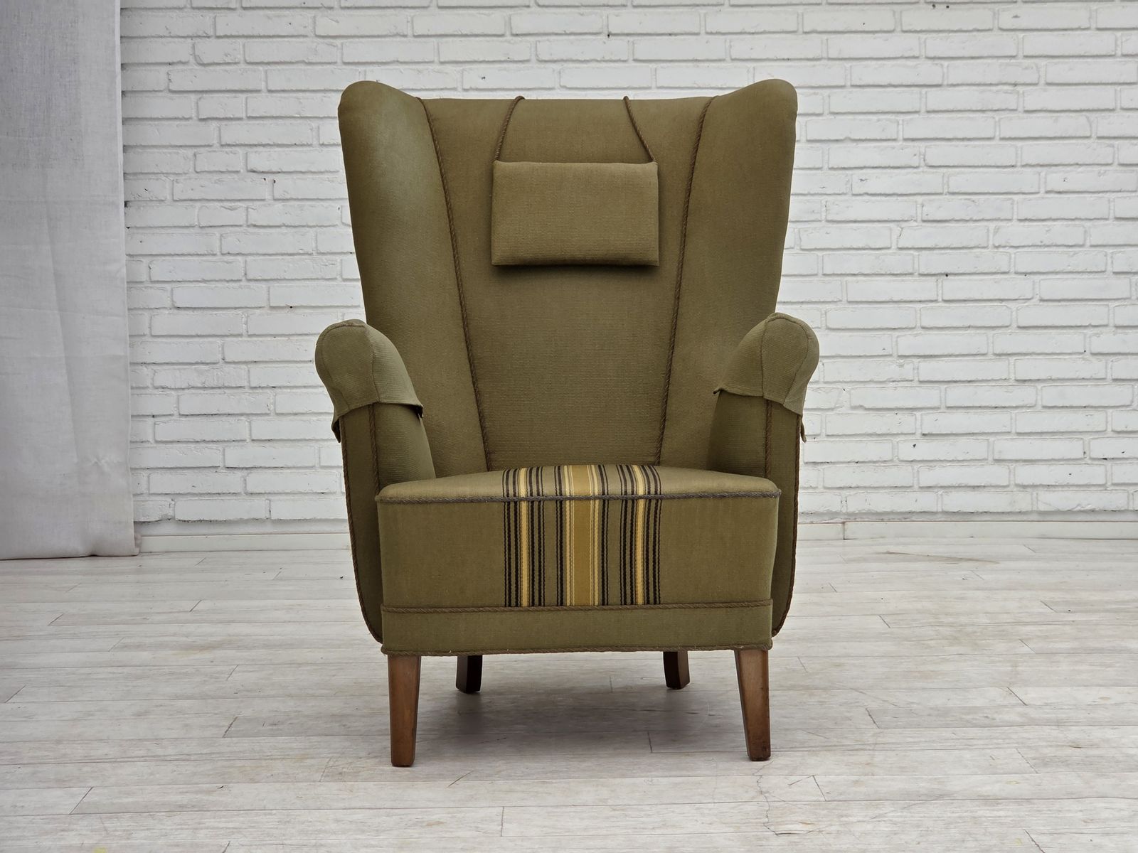 photo for sale Ca. jaren 1960, Deense fauteuil met hoge rugleuning, groen meubelwol.