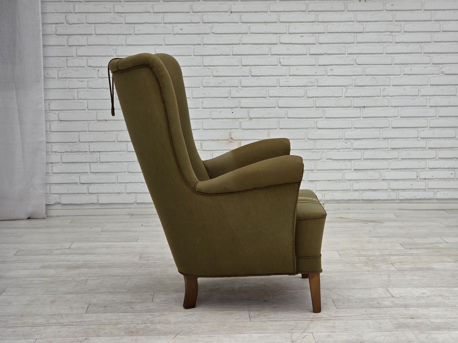 Meubels Ca. jaren 1960, Deense fauteuil met hoge rugleuning, groen meubelwol. photo