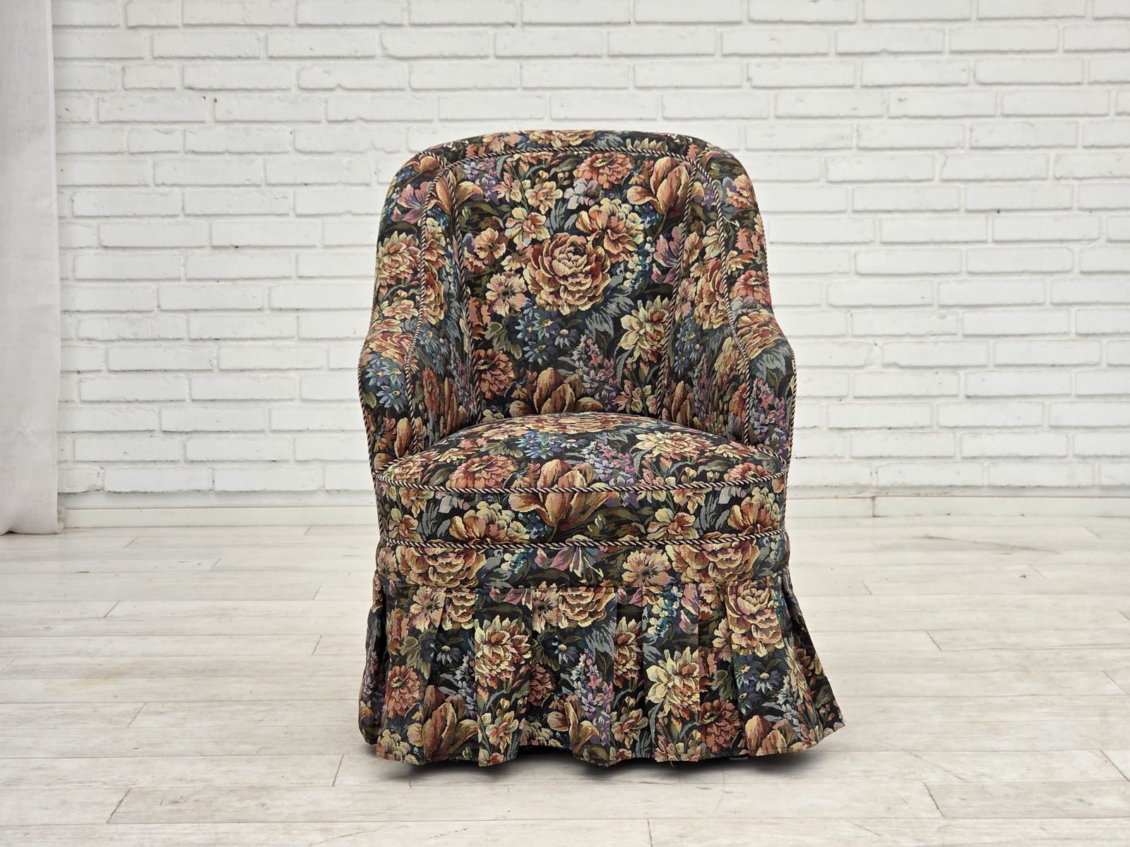 Jaren 1960, Deense cocktail lounge fauteuil, jacquardstof meubelstoffering. photo vinterior