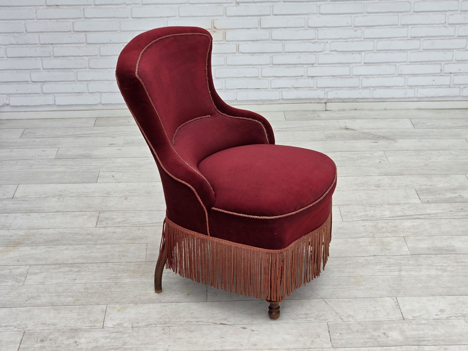 Jaren 1950, Deense Cocktail Lounge Fauteuil, Kersrood Meubelvelours. photo for sale