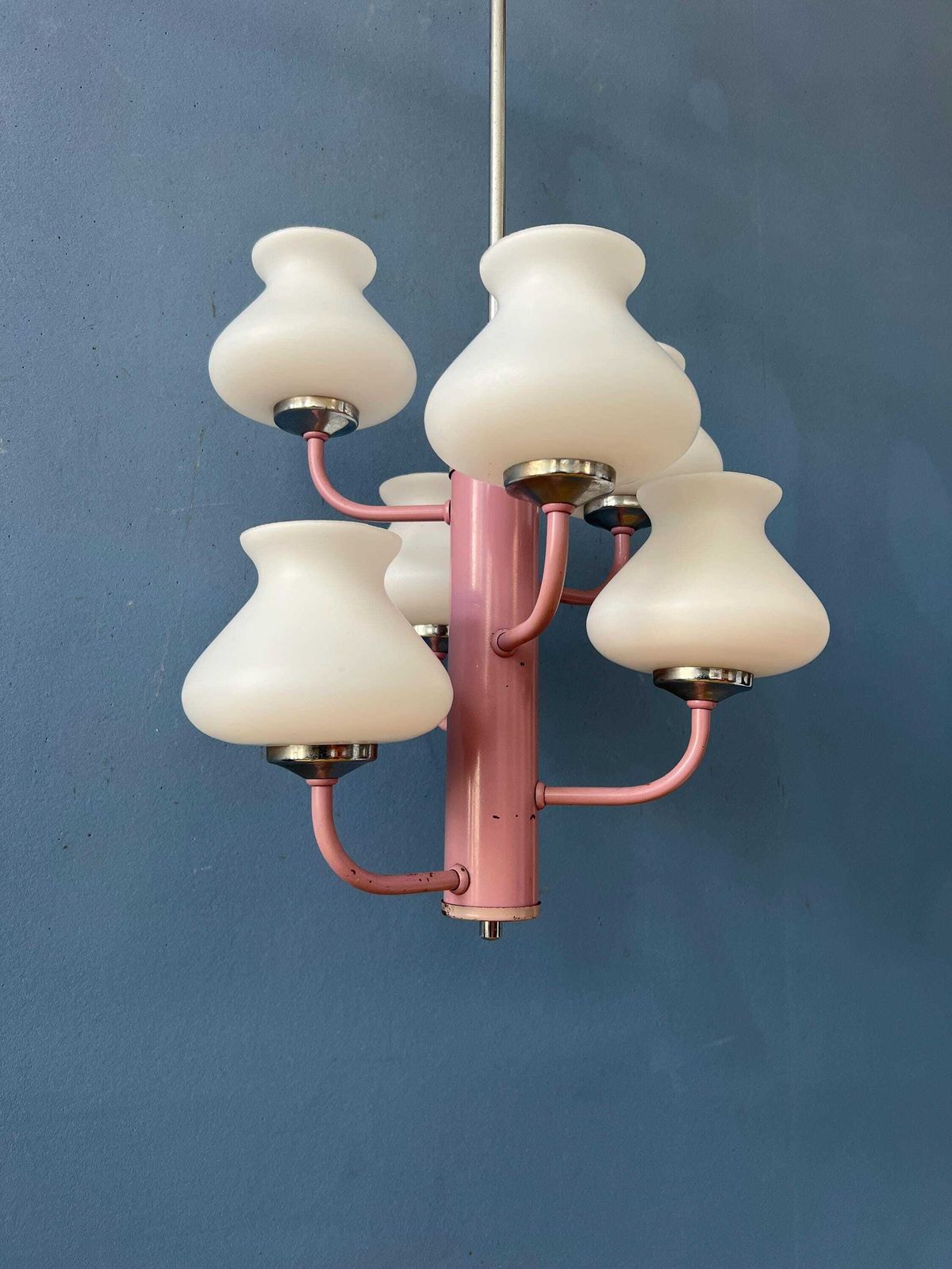 photo furniture Mid Century Hanglamp Met Wit Opaalglaswerk En Roze Frame