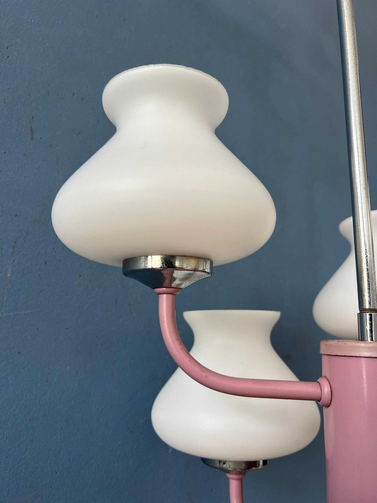 428.0 Mid-Century Hanglamp met Wit Opaalglaswerk en Roze Frame photo