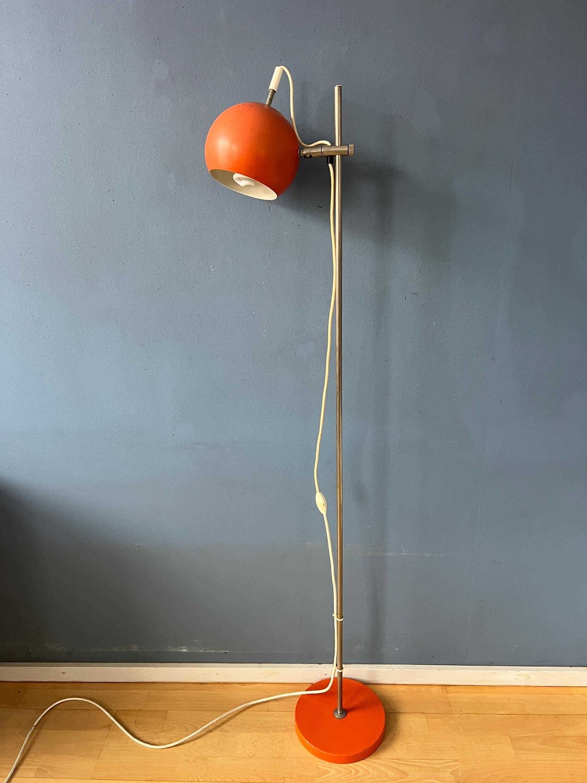 photo furniture Mid Century Oranje Eyeball Vloerlamp