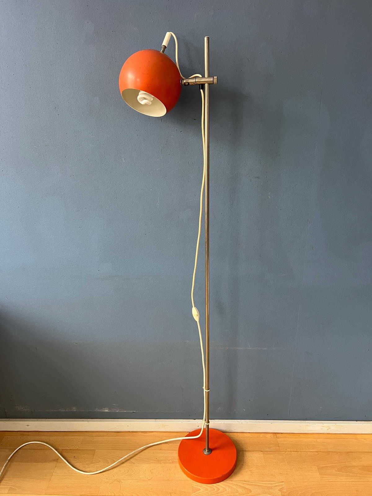 474.0 Mid Century Oranje Eyeball Vloerlamp photo