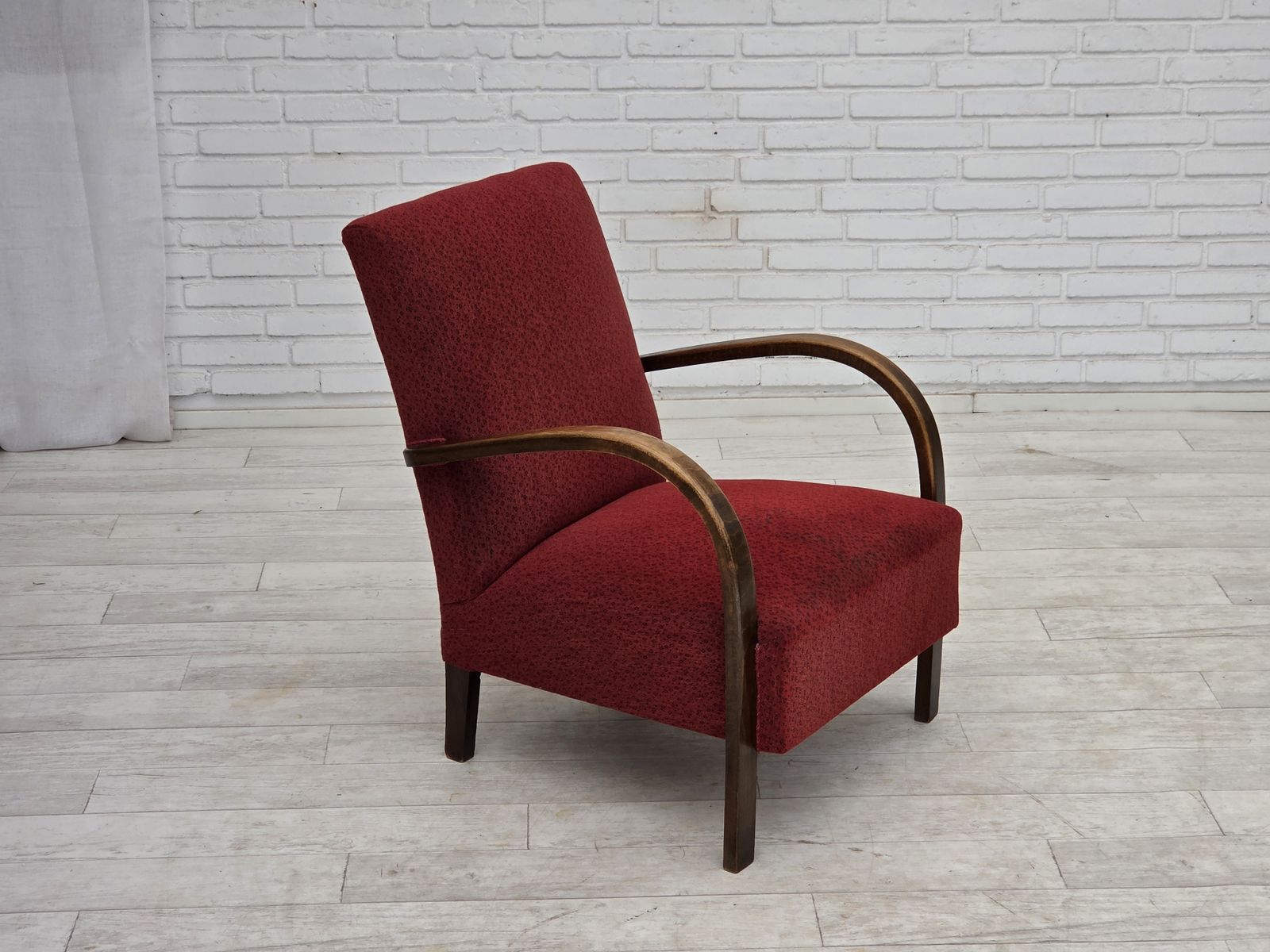 Ca. jaren 1950, Deense art deco fauteuil, rode meubelwol, beukenhout. photo furniture