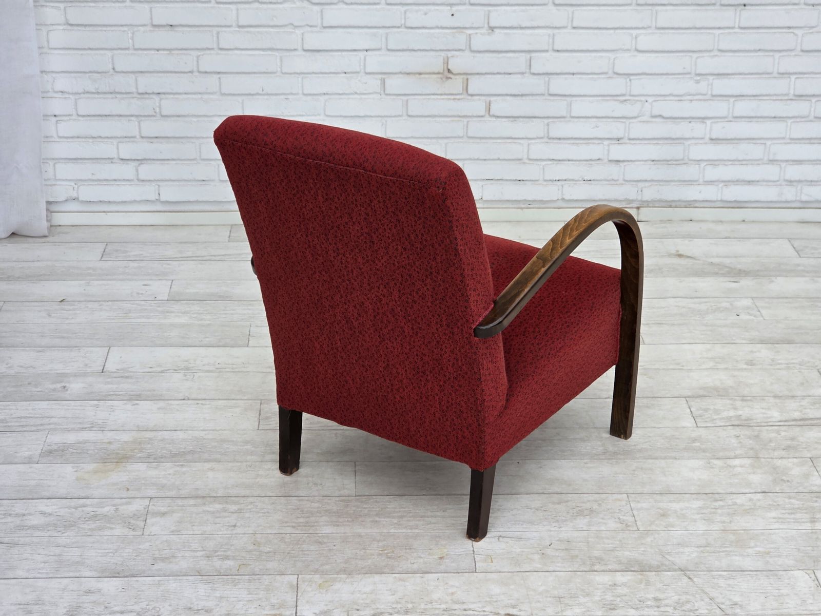 photo furniture Ca. jaren 1950, Deense art deco fauteuil, rode meubelwol, beukenhout.