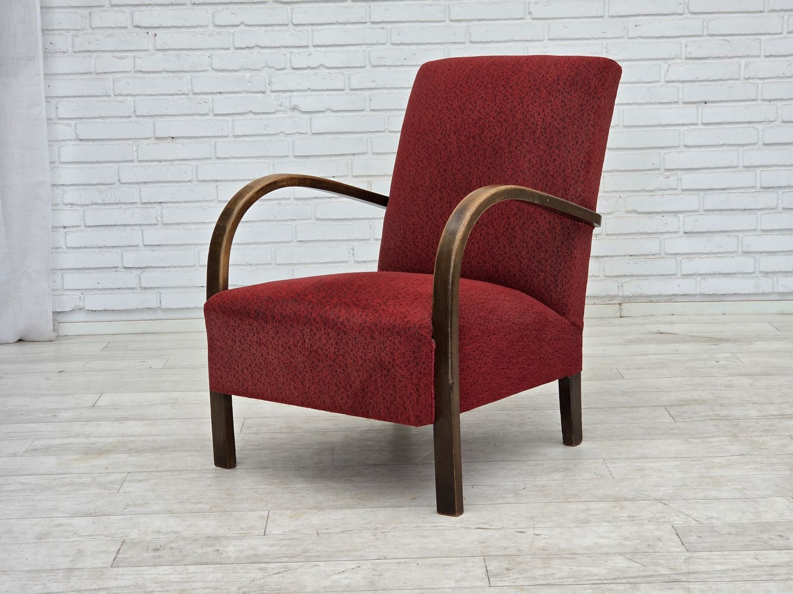 photo vinterior Ca. jaren 1950, Deense art deco fauteuil, rode meubelwol, beukenhout.