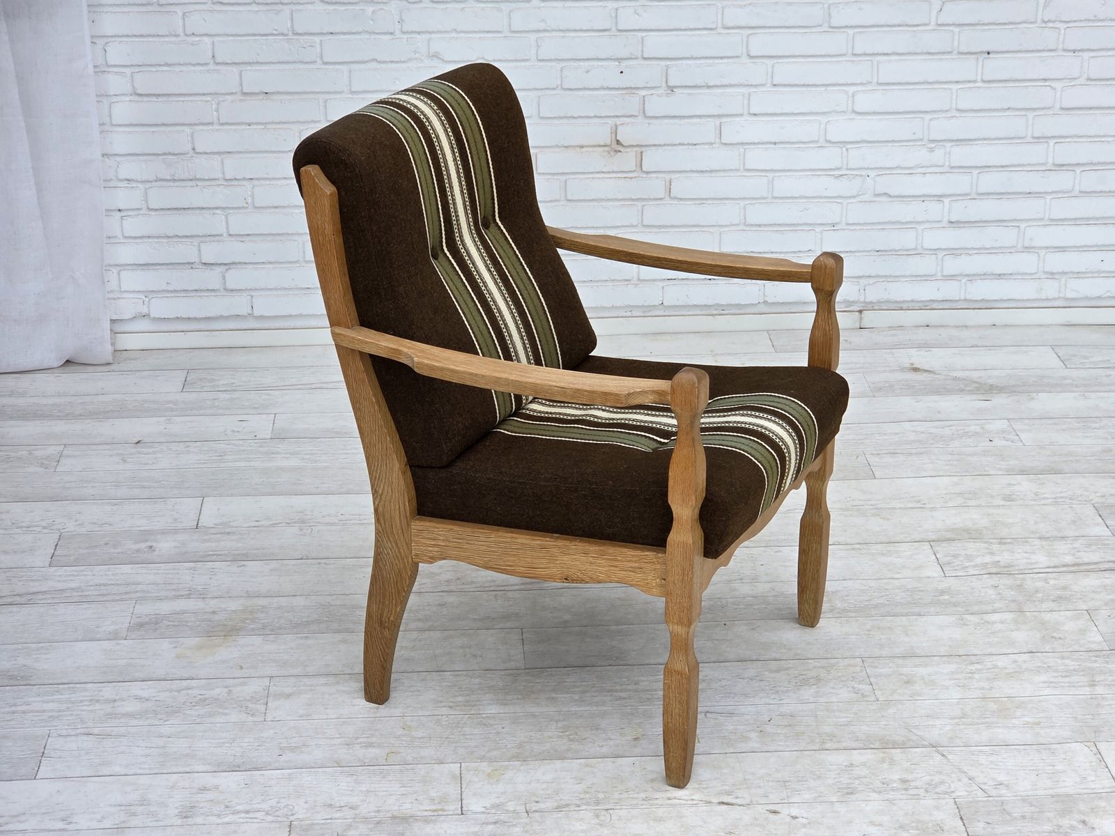 Ca. jaren 1970, Deense fauteuil, gestreept meubelwol, gesneden eikenhout. photo furniture