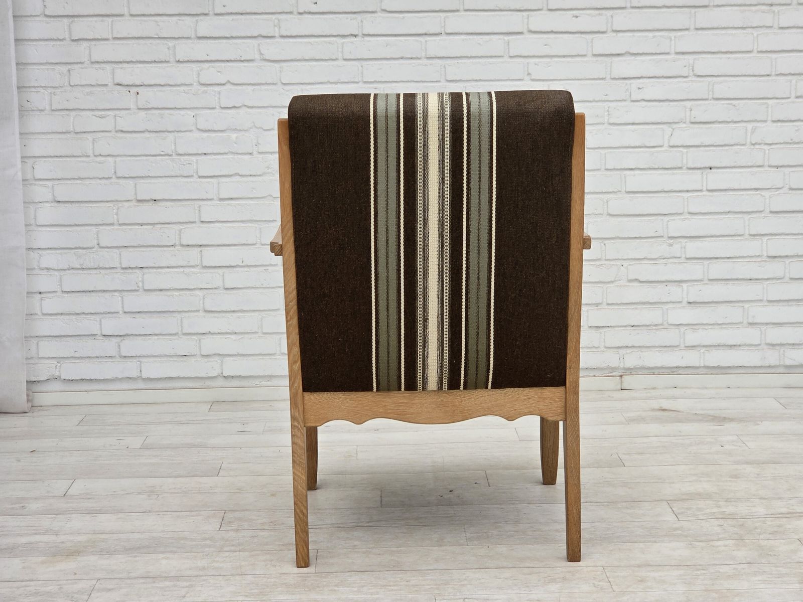 750.0 Ca. jaren 1970, Deense fauteuil, gestreept meubelwol, gesneden eikenhout. photo