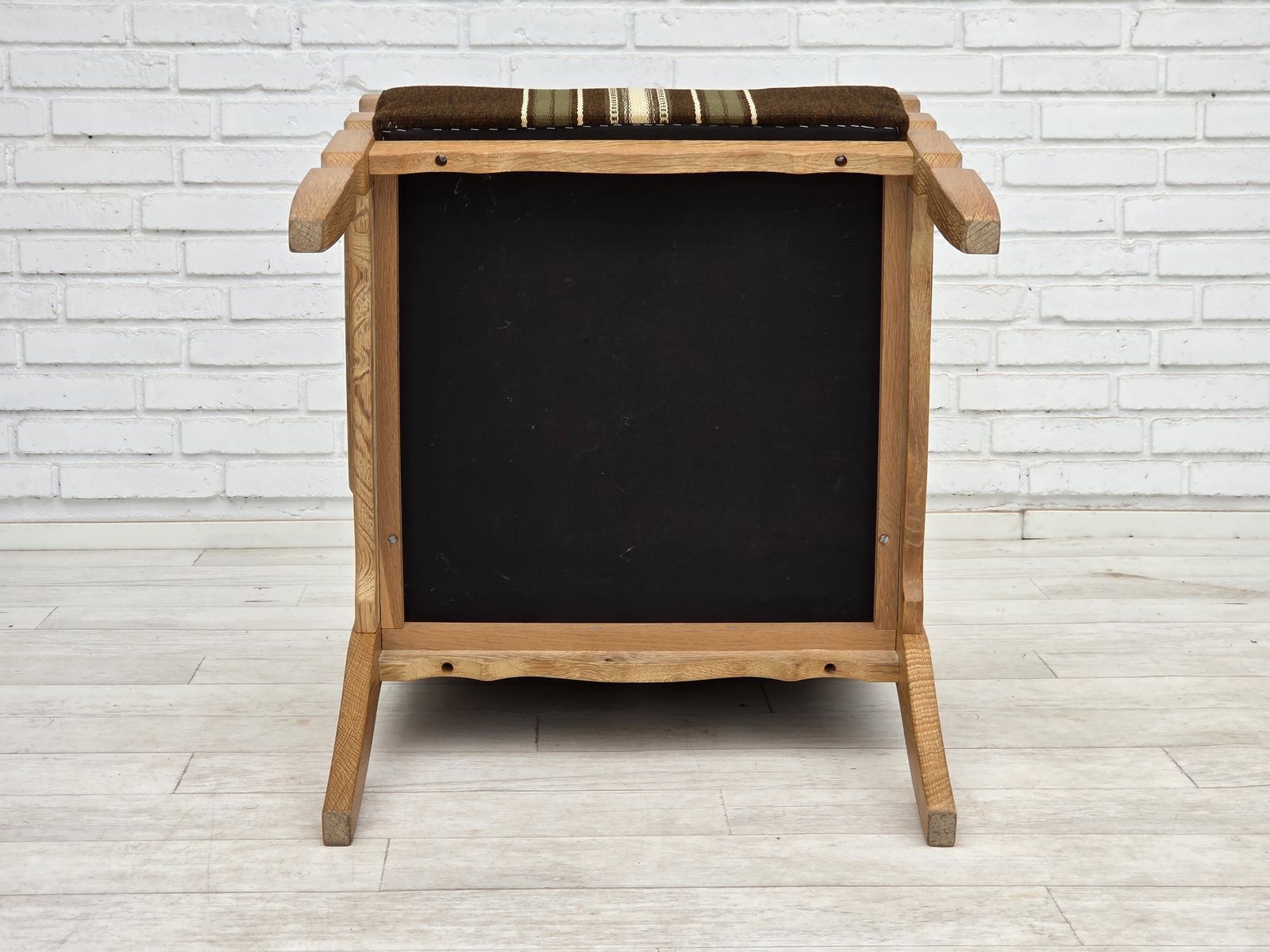 photo vintage 1970s, Danish Armchair, Original Striped Furniture Wool, Carved Oak Wood.