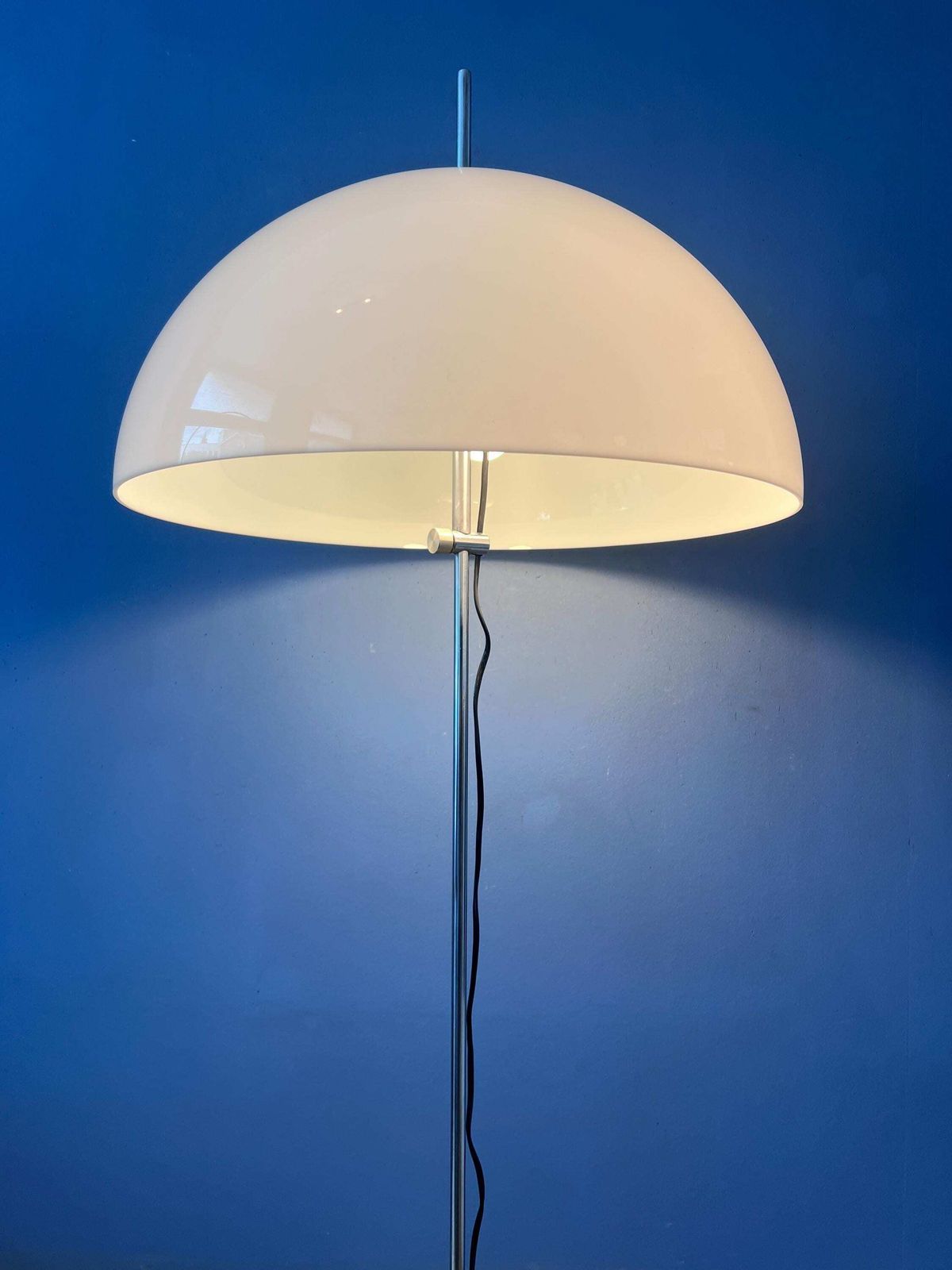 Vintage Gepo Space Age Mushroom Vloerlamp, Witte Acrylglazen Kap photo for sale