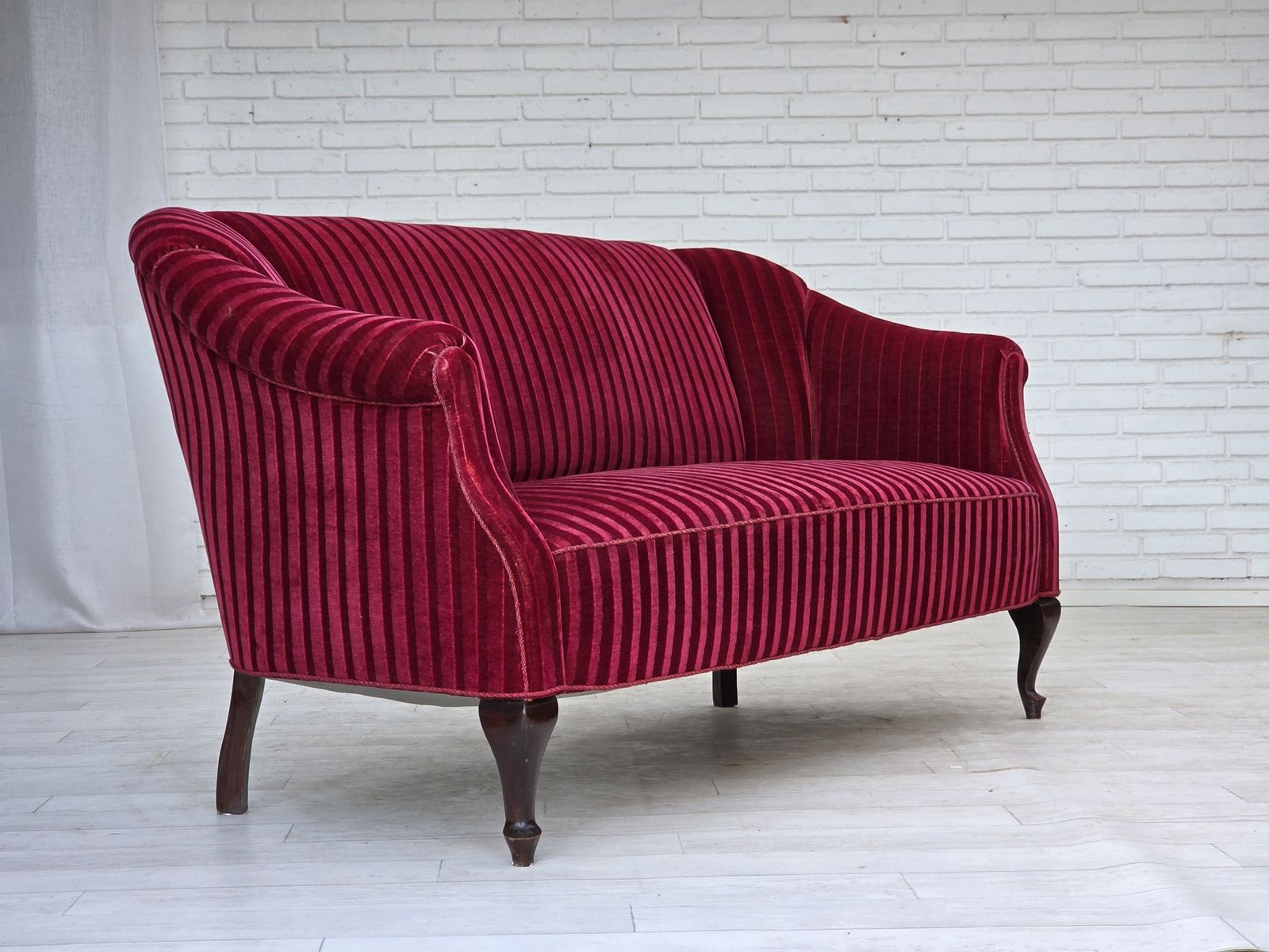 Deens 2 Zitsbank, Ca. Jaren 1950, Rode Meubelvelours, Essen Houten Poten. photo for sale