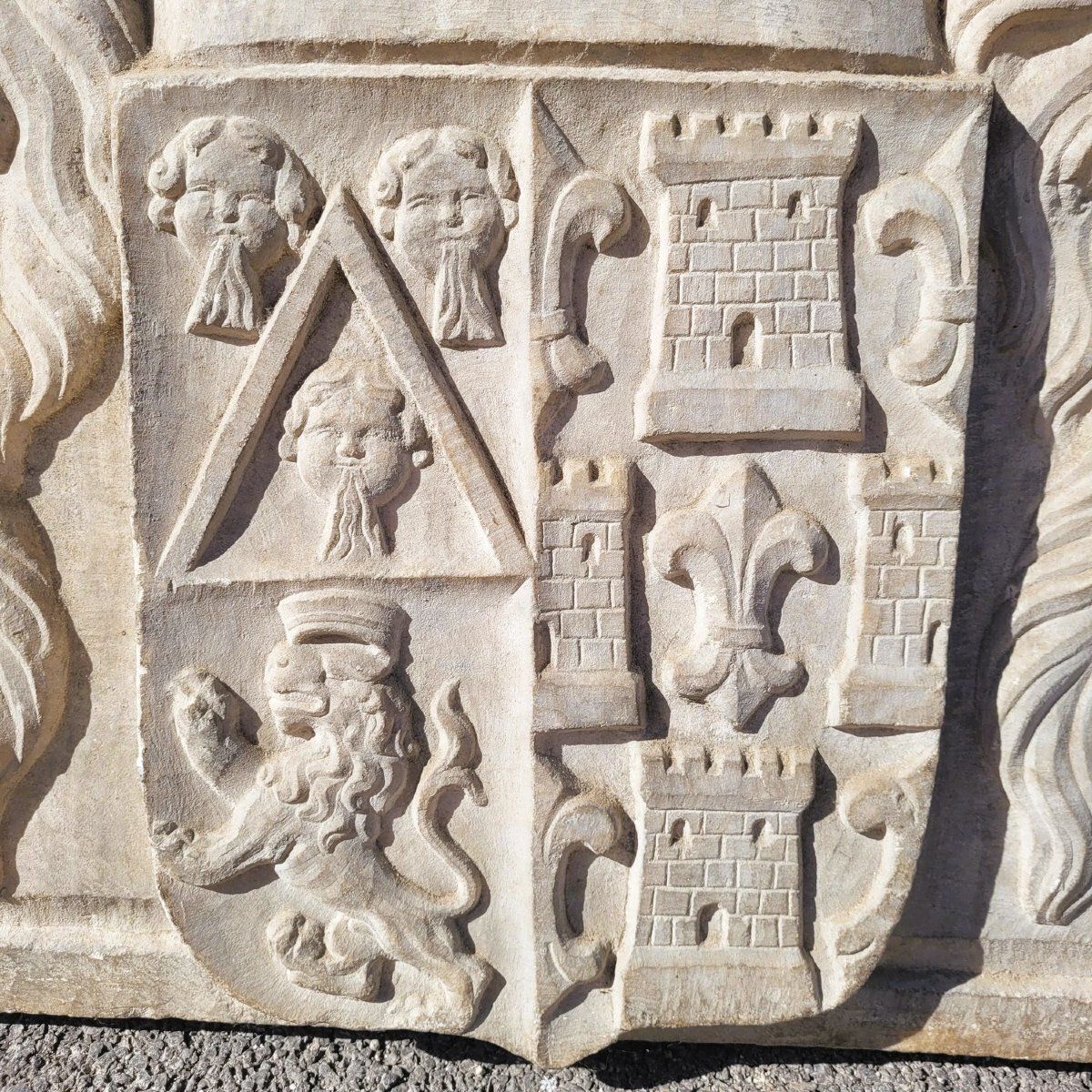 Blason en marbre sculpté H. 62 cm, orné de divers écus, XVIIe siècle ou antérieur photo vinterior