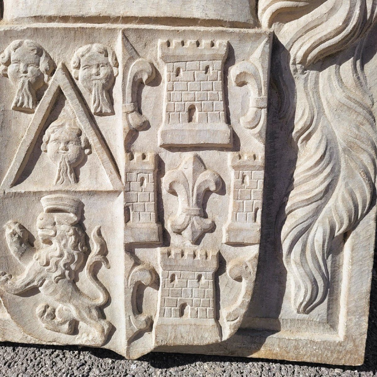 photo for sale Blason en marbre sculpté H. 62 cm, orné de divers écus, XVIIe siècle ou antérieur
