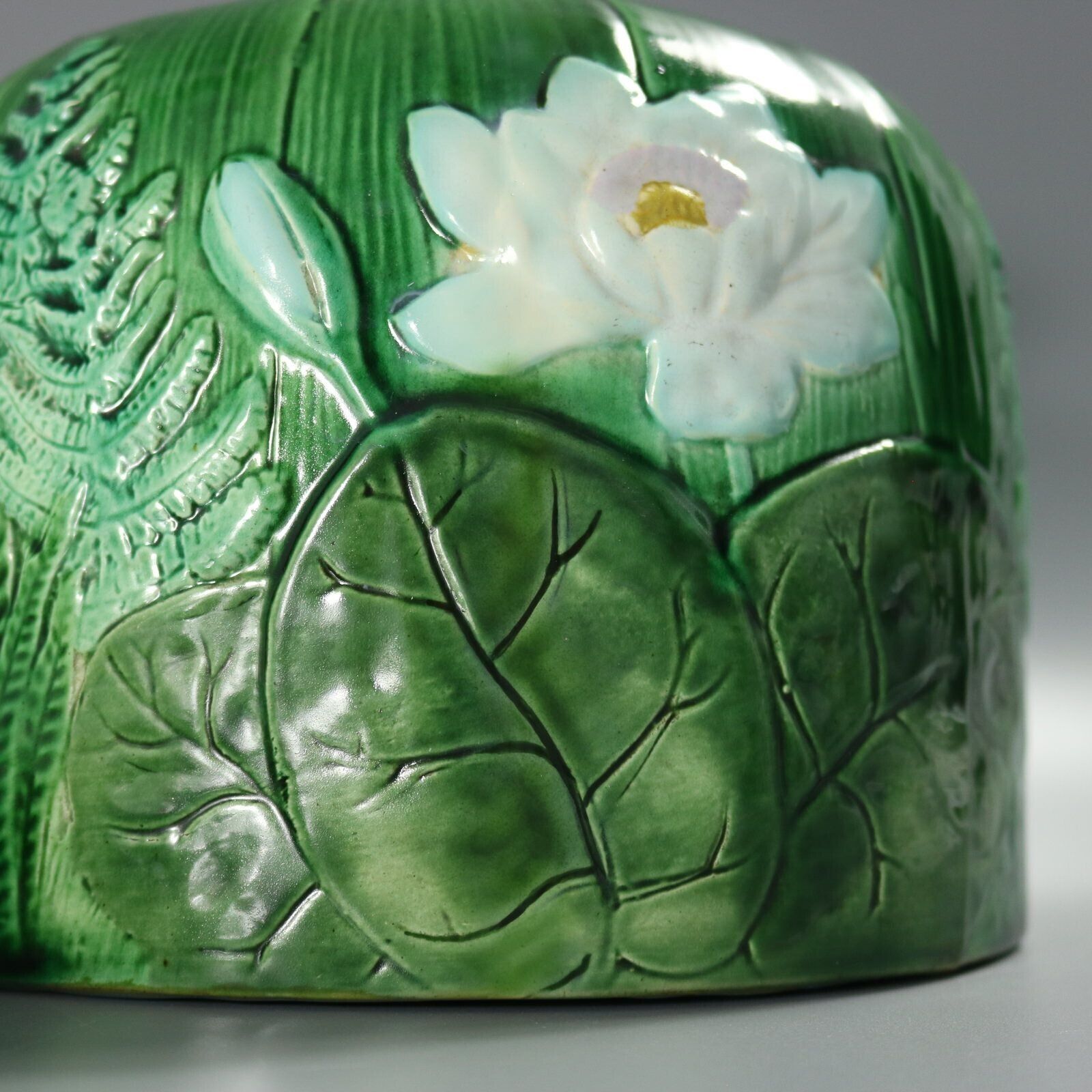 1225.0 Holdcroft Majolica Pond Lily kaasstolp met onderbord photo