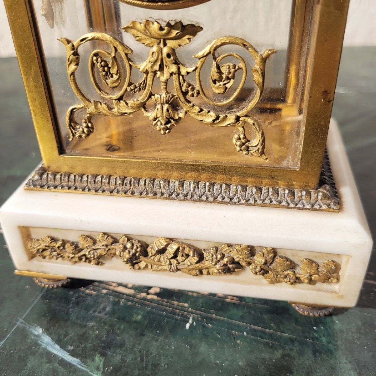 Pendule de style Louis XVI en bronze et marbre blanc, XIXe siècle photo vinterior