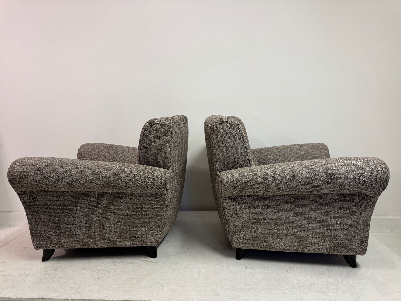 photo vinterior Pair Of Large 1940s Italain Armchairs Attributed To Guglielmo Ulrich