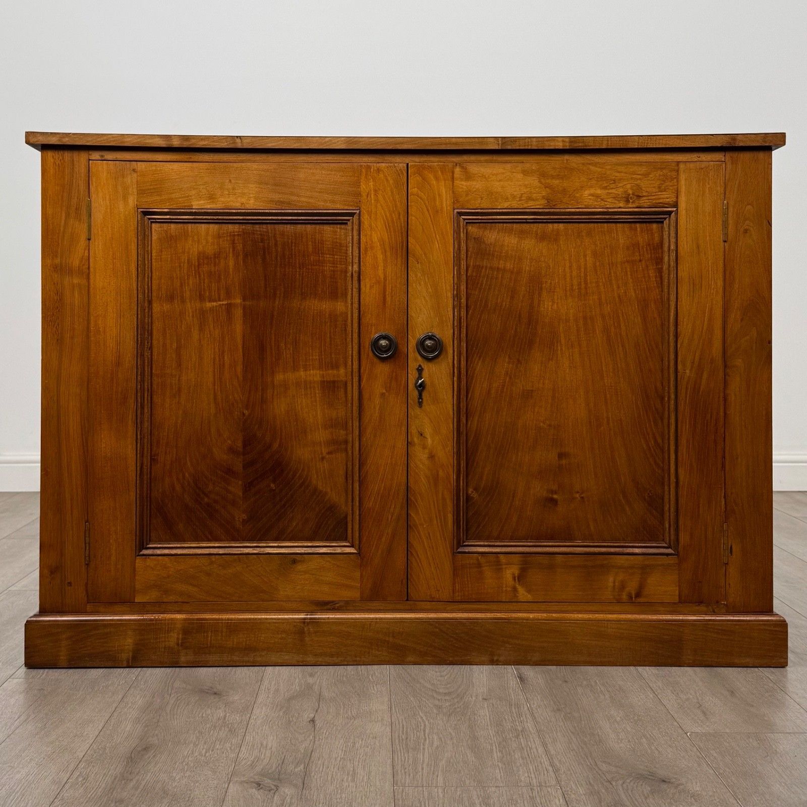 Antique 20th Century Edwardian Cupboard In Walnut ( Af 5903 )
