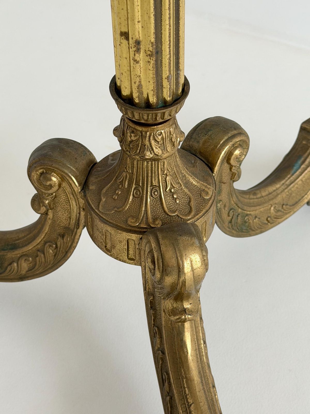 photo vinterior Vintage Brass Coat Rack With Rotating Crown And Decorative Three Leg Base