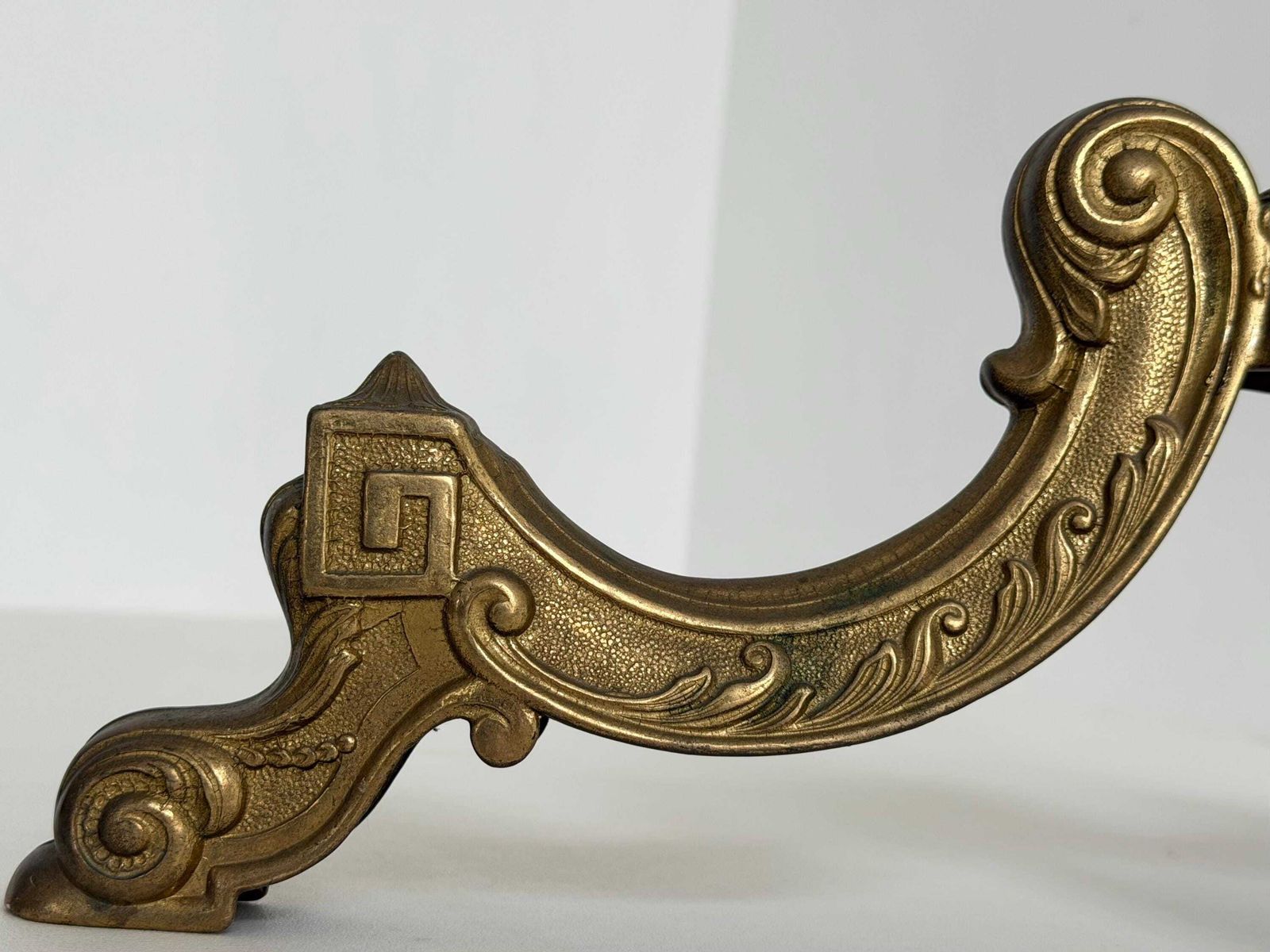 photo vintage Vintage Brass Coat Rack With Rotating Crown And Decorative Three Leg Base