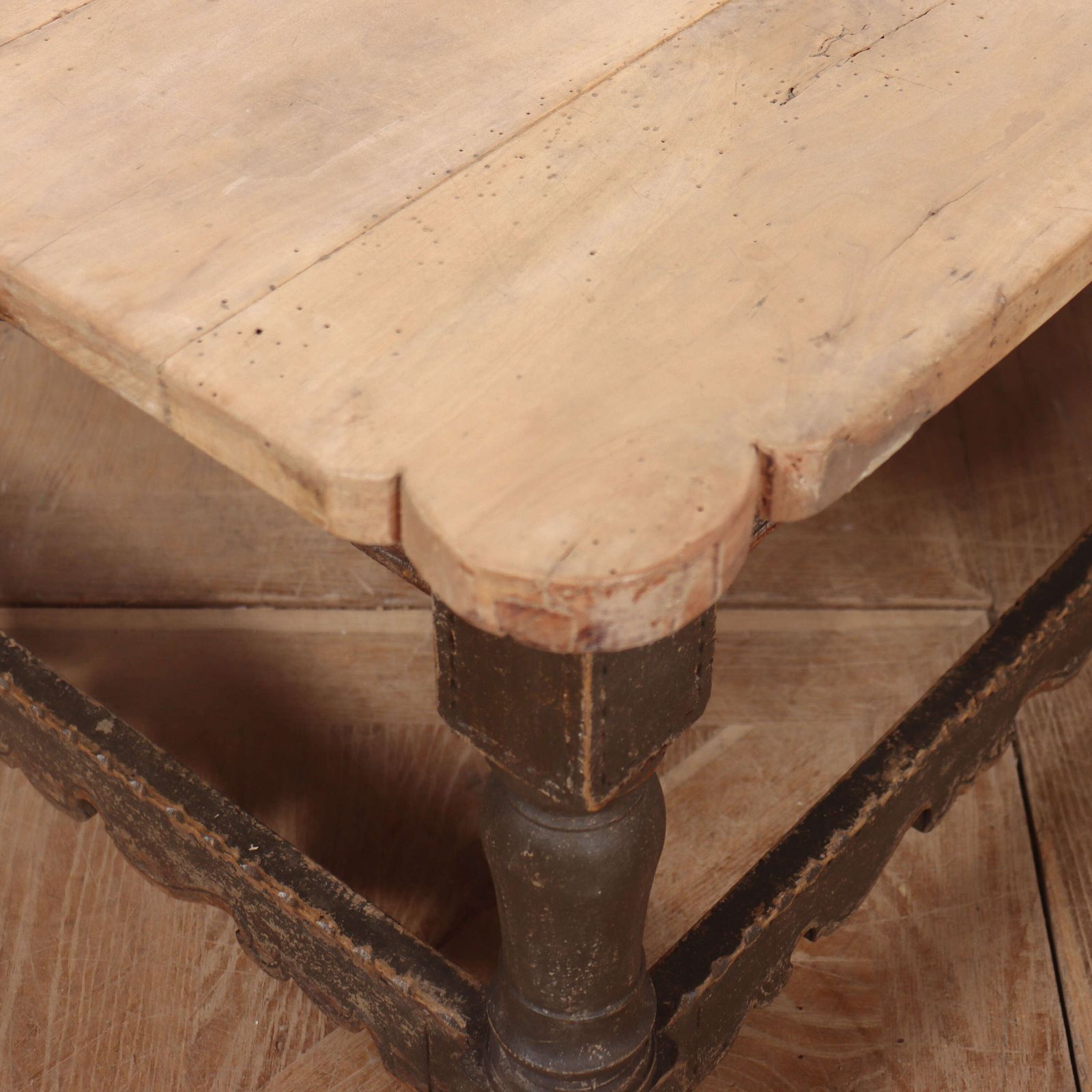 photo furniture Danish Painted Coffee Table, 1800s